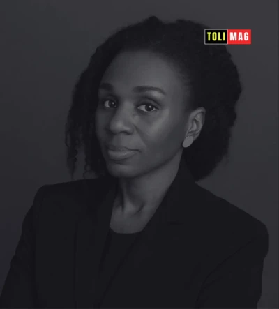 Portrait de Lydia Lobe, experte en finance de marché, posant dans un cadre professionnel, symbolisant la modernité, la rigueur et l’engagement social africain