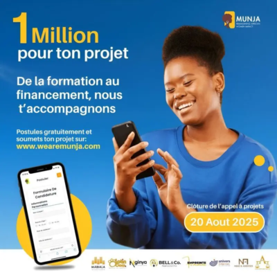 Jeune femme souriante candidate au programme MUNJA 2025 via son téléphone, qui propose jusqu’à 1 million FCFA pour financer son projet au Cameroun.