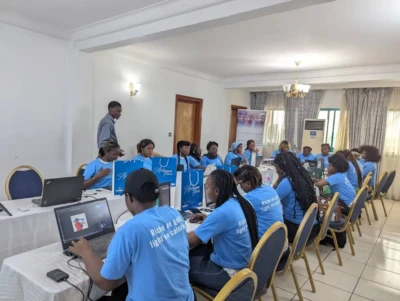 Session de formation Women Shine for Africa à Douala : entrepreneures apprenant l’infographie sur Photoshop