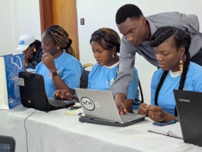Session de formation Women Shine for Africa à Douala : entrepreneures apprenant l’infographie sur Photoshop