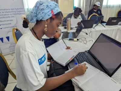 Session de formation Women Shine for Africa à Douala : entrepreneures apprenant l’infographie sur Photoshop